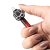 scatto penna a sfera Geolier con topper live rosso