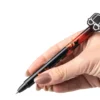 uso penna a sfera Geolier con topper live rosso