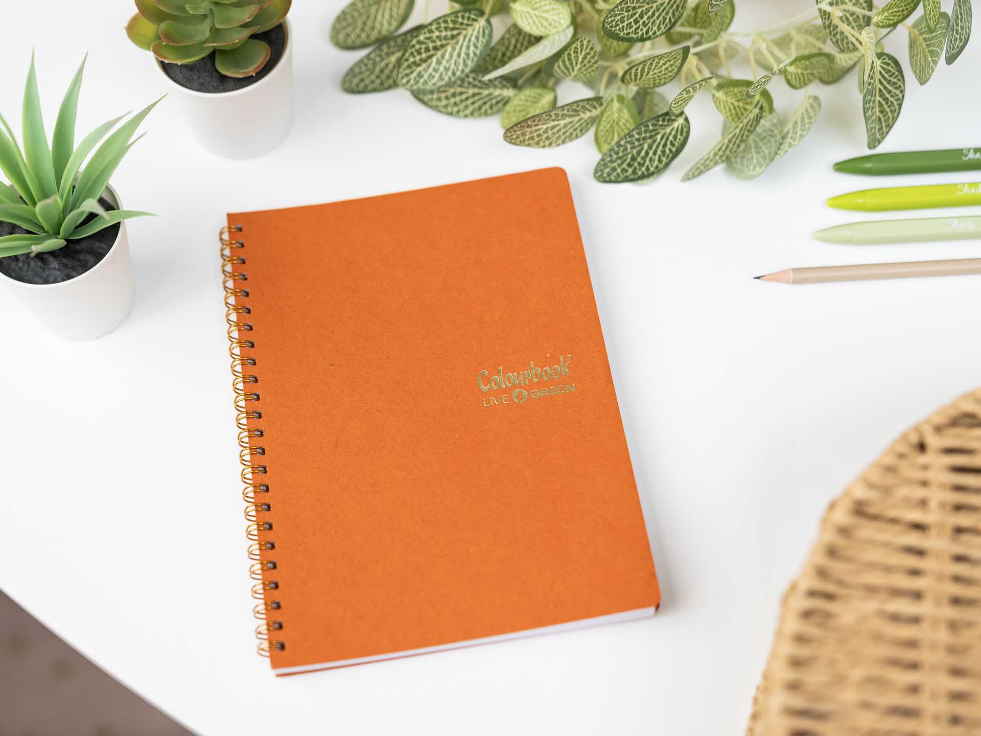 ambientata-quaderno-a5-con-spirale-live-green-orange