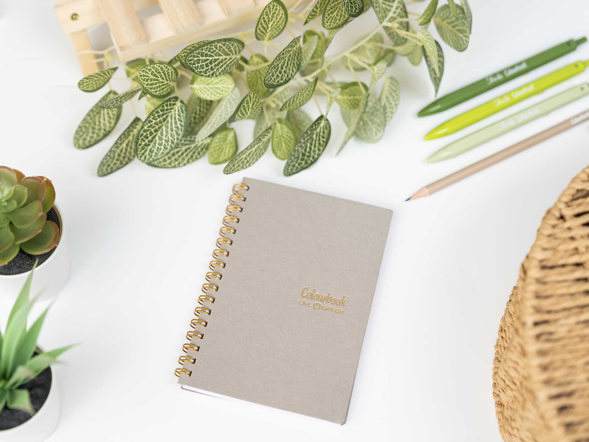 ambientata-quaderno-a6-con-spirale-live-green-calcaire