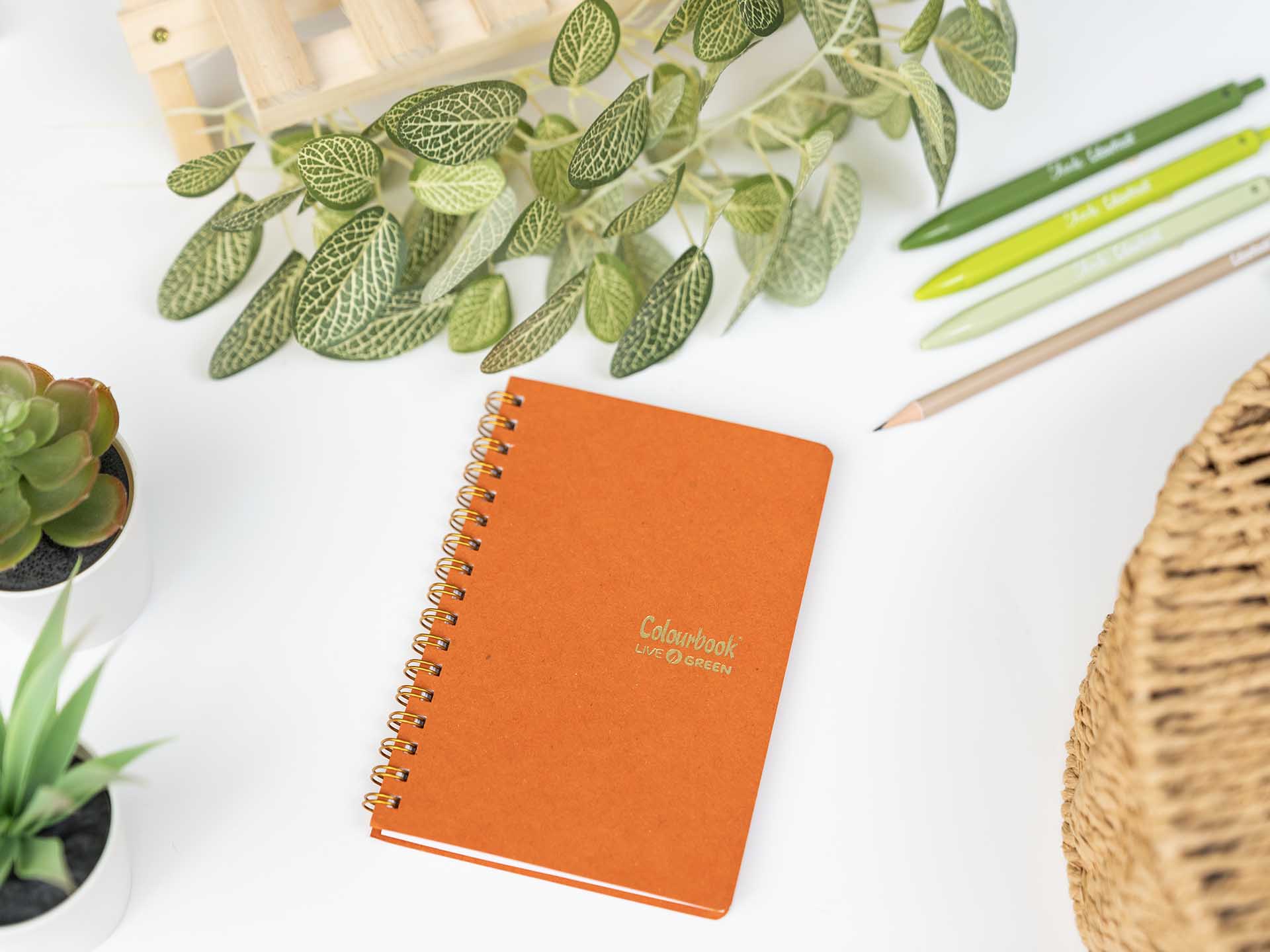 ambientata-quaderno-a6-con-spirale-live-green-orange