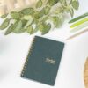ambientata-quaderno-a6-con-spirale-live-green-vert-loden
