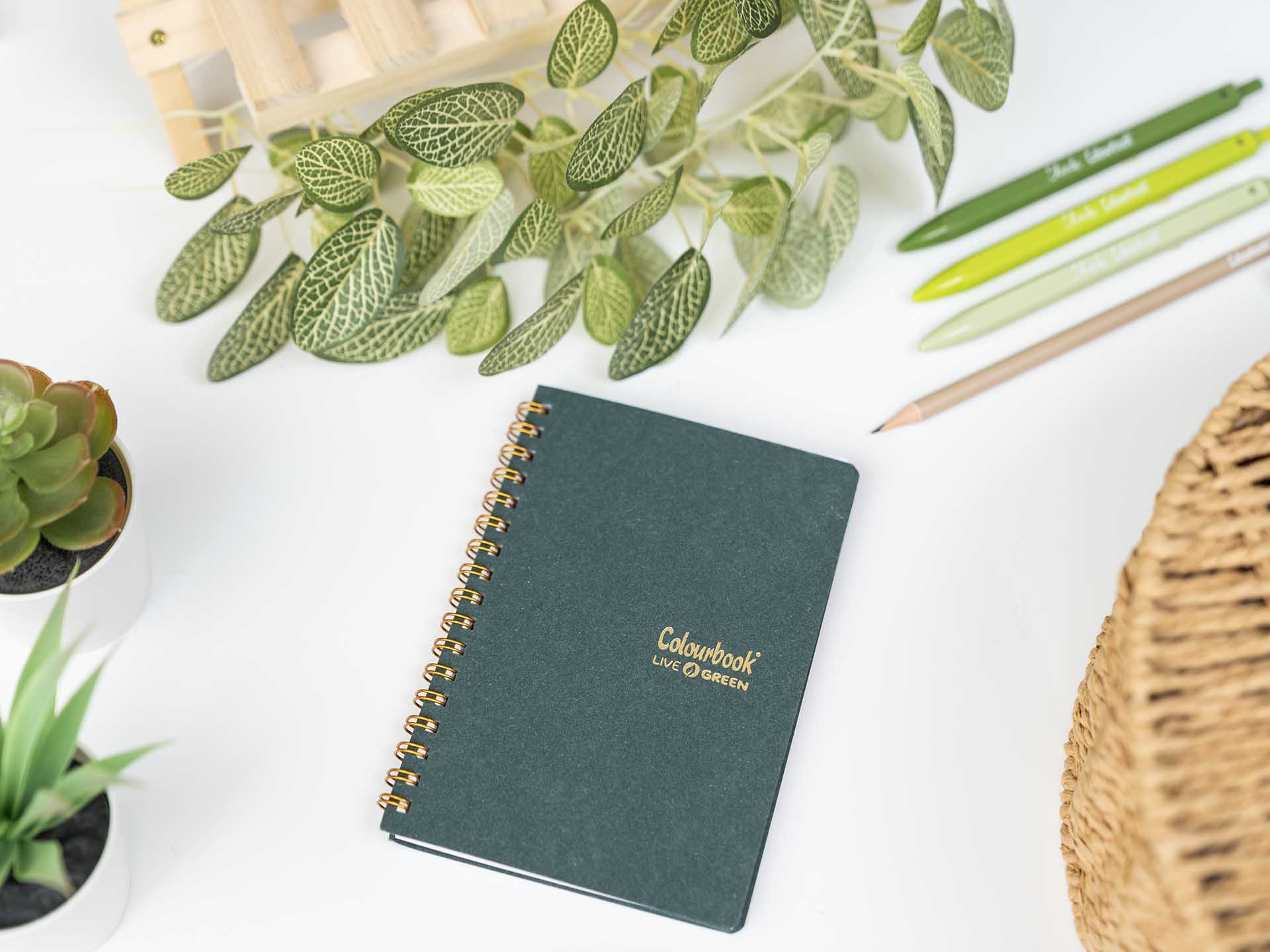 ambientata-quaderno-a6-con-spirale-live-green-vert-loden
