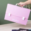 ambientata-valigetta-portadisegni-dorso-8cm-rosa