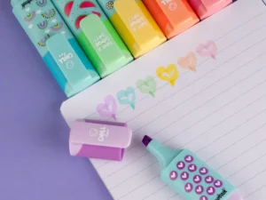 Mini evidenziatore Highlight me viola pastello utilizzato su un quaderno aperto.