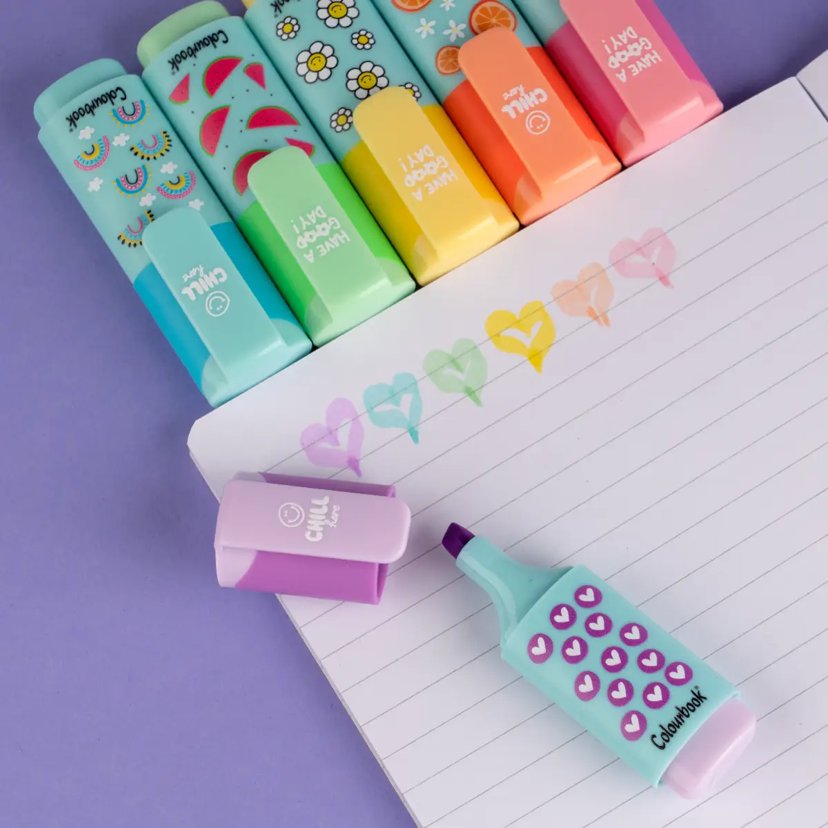 Mini evidenziatore Highlight me viola pastello utilizzato su un quaderno aperto.